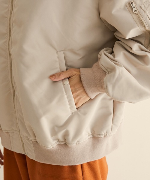 SALON adam et rope'（サロン アダム エ ロペ）の「【サステナブル】リサイクルナイロンMA-1ブルゾン（MA-1・レディース・ベージュ/カーキ・FREE）」の16枚目の写真