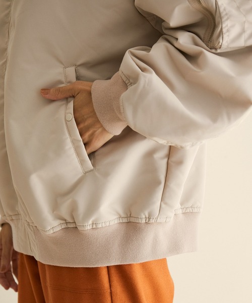 SALON adam et rope'（サロン アダム エ ロペ）の「【サステナブル】リサイクルナイロンMA-1ブルゾン（MA-1・レディース・ベージュ/カーキ・FREE）」の19枚目の写真