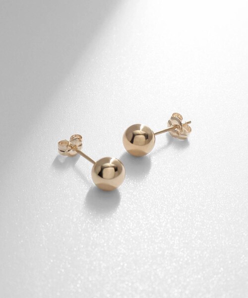 COCOSHNIK(ココシュニック)の「K10中空ボール スタッドピアスS(ピアス(両耳用)・レディース・ホワイト系その他7・00)」の1枚目の写真