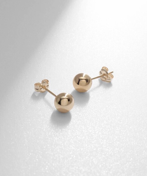 COCOSHNIK(ココシュニック)の「K10中空ボール スタッドピアスS(ピアス(両耳用)・レディース・ホワイト系その他7・00)」の2枚目の写真