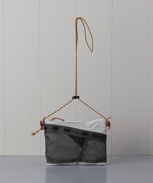 koti BEAUTY&YOUTH(コティ ビューティアンドユース)の「<Klattermusen>ALGIR ACCESSORY BAG M/ポーチ(ショルダーバッグ・メンズ・ライトグレー/ブラック・FREE)」の2枚目の写真
