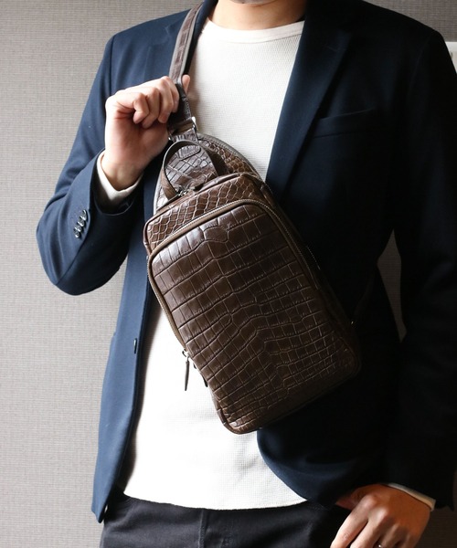 sankyo shokai(サンキョウショウカイ)の「クロコダイルレザーボディバッグスリングショルダーバッグ(ボディバッグ/ウエストポーチ・メンズ・ワイン/ブラック/ダークブラウン・FREE)」の5枚目の写真