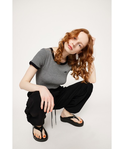 SLY（スライ）の「SLY LOGO COMPACT T/SH スライ ロゴ コンパクト Tシャツ クロップド丈 ブランドロゴ（Tシャツ/カットソー・レディース・ブラック/ブラウン/ピンク/グリーン・FREE）」の5枚目の写真