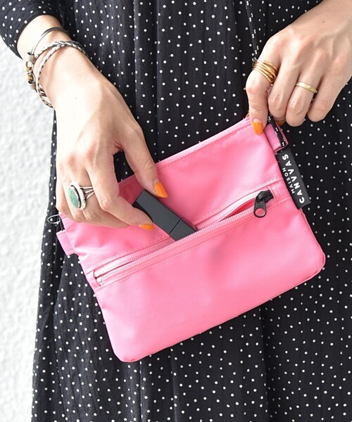 MAISON CANVVAS（メゾンキャンバス）の「【SHIPS any別注】MAISON CANVVAS: ミニ ショルダー/サコッシュ（ショルダーバッグ・レディース・ブラック/ベージュ/ピンク/ブルー・ONE SIZE）」の2枚目の写真