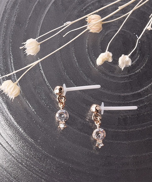 itam（アイタム）の「【itam】アイタム/ キュービックジルコニアセラミックポストピアス/ 金属アレルギー対応ピアス（ピアス（両耳用）・レディース・ピンクゴールド/ゴールド・FREE）」の2枚目の写真