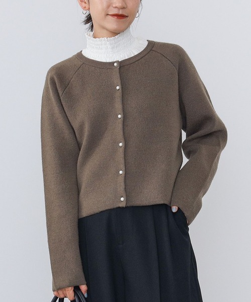 BEAMS HEART(ビームスハート)の「BEAMS HEART / ダブルフェイス パールボタン カーディガン(カーディガン/ボレロ・レディース・ブラック/レッド系その他7/カーキ・FREE)」の1枚目の写真