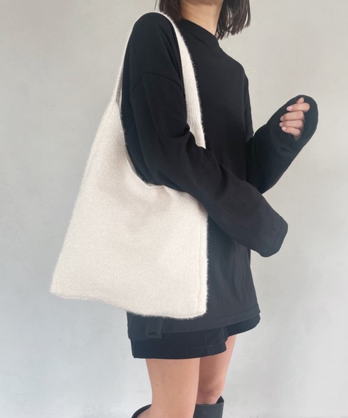 wears(ウェアーズ)の「【A4収納可】キラキラシャギーニットトートバッグ(トートバッグ・レディース・アイボリー/ブラック/シルバー・FREE)」の4枚目の写真