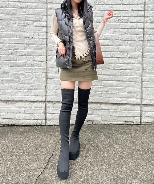 Silly(シリー)の「【着回し抜群♪】スタンドカラージップ付ダウンベスト(ダウンベスト・レディース・ブラック/ホワイト・MEDIUM/LARGE)」の17枚目の写真