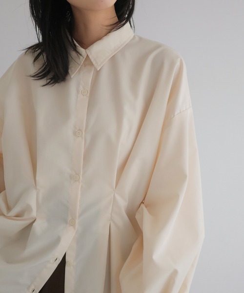 LIAN（リアン）の「ウエストタックカラーシャツ　【入荷禁止】（シャツ/ブラウス・レディース・ブラック/ブルー/オフホワイト/イエロー/ピンク/チャコールグレー/アイボリー/カーキ/ライトブルー/イエロー系その他/ピンク系その他/ブルー系その他/ピンク系その他2/ベージュ系その他/ブラウン/ブルー系その他2・FREE）」の2枚目の写真