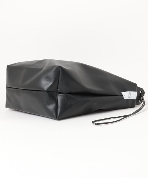 ALTROSE（アルトローズ）の「［ALTROSE/アルトローズ］2種類の素材(ナイロン＆合皮)から選べる！2way ワンハンドル ショルダーバッグ ドロスト付き ギャザーデザイン くしゅくしゅ ショルダー（ショルダーバッグ・レディース・シルバー/ブラック/ブラック系/グレー系/アイボリー/ホワイト系/ブラウン/カーキ系・FREE）」の10枚目の写真