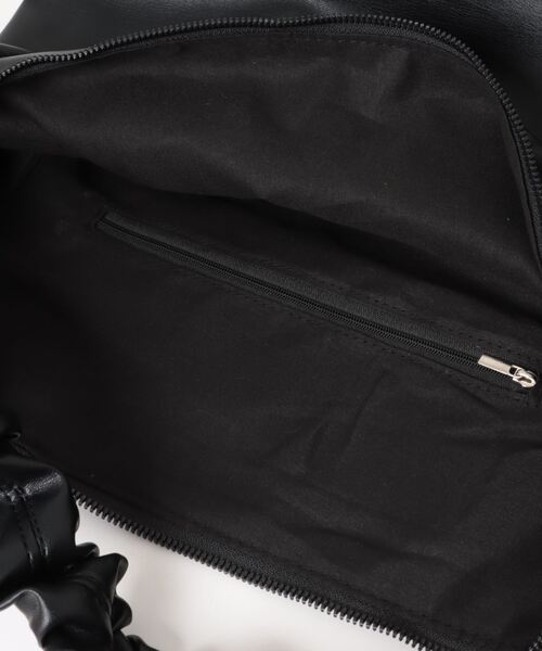 ALTROSE（アルトローズ）の「［ALTROSE/アルトローズ］2種類の素材(ナイロン＆合皮)から選べる！2way ワンハンドル ショルダーバッグ ドロスト付き ギャザーデザイン くしゅくしゅ ショルダー（ショルダーバッグ・レディース・シルバー/ブラック/ブラック系/グレー系/アイボリー/ホワイト系/ブラウン/カーキ系・FREE）」の11枚目の写真