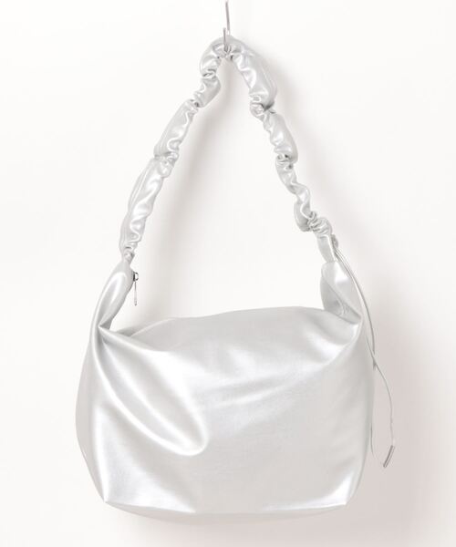 ALTROSE（アルトローズ）の「［ALTROSE/アルトローズ］2種類の素材(ナイロン＆合皮)から選べる！2way ワンハンドル ショルダーバッグ ドロスト付き ギャザーデザイン くしゅくしゅ ショルダー（ショルダーバッグ・レディース・シルバー/ブラック/ブラック系/グレー系/アイボリー/ホワイト系/ブラウン/カーキ系・FREE）」の15枚目の写真