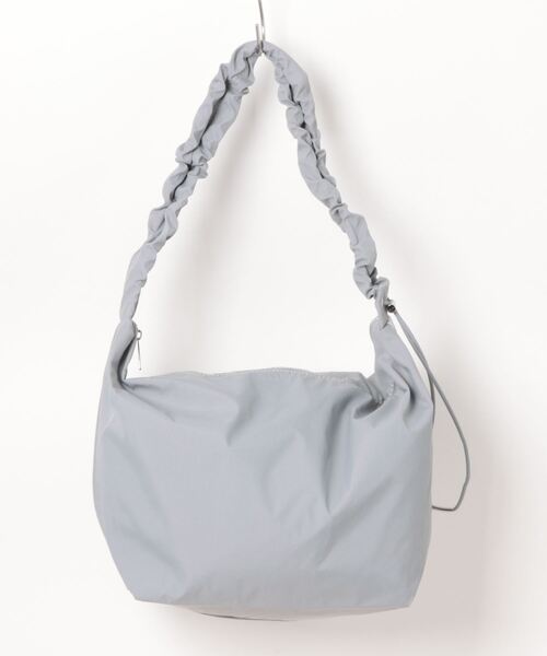 ALTROSE（アルトローズ）の「［ALTROSE/アルトローズ］2種類の素材(ナイロン＆合皮)から選べる！2way ワンハンドル ショルダーバッグ ドロスト付き ギャザーデザイン くしゅくしゅ ショルダー（ショルダーバッグ・レディース・シルバー/ブラック/ブラック系/グレー系/アイボリー/ホワイト系/ブラウン/カーキ系・FREE）」の17枚目の写真