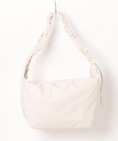 ALTROSE（アルトローズ）の「［ALTROSE/アルトローズ］2種類の素材(ナイロン＆合皮)から選べる！2way ワンハンドル ショルダーバッグ ドロスト付き ギャザーデザイン くしゅくしゅ ショルダー（ショルダーバッグ・レディース・シルバー/ブラック/ブラック系/グレー系/アイボリー/ホワイト系/ブラウン/カーキ系・FREE）」の16枚目の写真