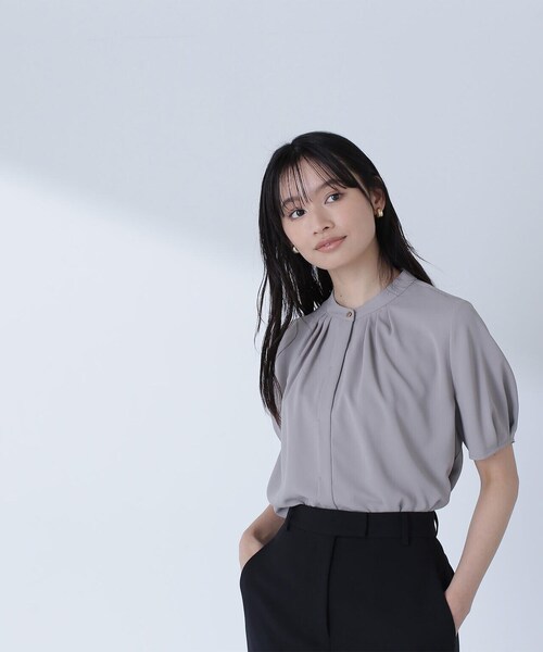 NATURAL BEAUTY BASIC（ナチュラルビューティーベーシック）の「◇フロントタックパフスリーブブラウス（シャツ/ブラウス・レディース・オフホワイト/グレー/ピンク/グレイッシュベージュ/グレー系その他/ブルー・MEDIUM/SMALL）」の2枚目の写真