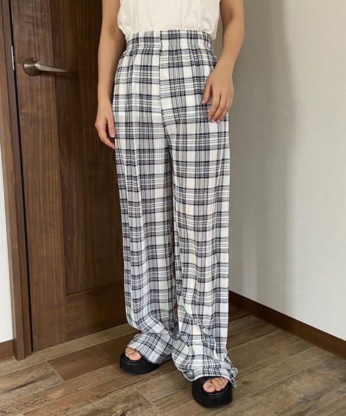 CRB(シーアールビー)の「セルフカット柄プリーツパンツ(その他パンツ・レディース・パープル/ブラック×ホワイト/グリーン/ホワイト×ブラック/ブラック/グレー/ブラック系その他2/オフホワイト/ブラック系その他/ホワイト系その他/ハウンドトゥース/ベージュ・F)」の4枚目の写真