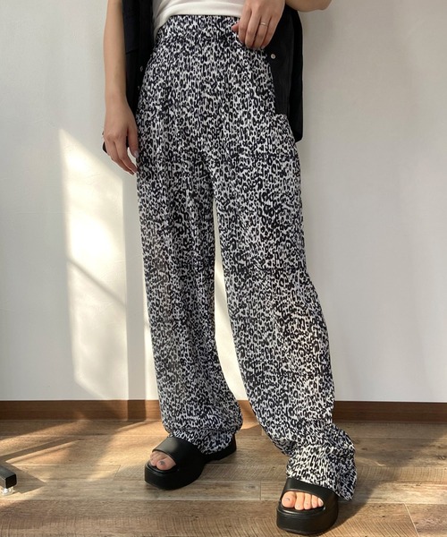 CRB(シーアールビー)の「セルフカット柄プリーツパンツ(その他パンツ・レディース・パープル/ブラック×ホワイト/グリーン/ホワイト×ブラック/ブラック/グレー/ブラック系その他2/オフホワイト/ブラック系その他/ホワイト系その他/ハウンドトゥース/ベージュ・F)」の2枚目の写真