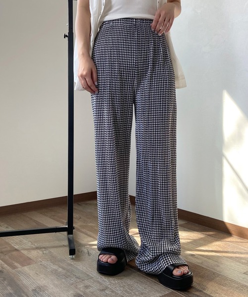 CRB(シーアールビー)の「セルフカット柄プリーツパンツ(その他パンツ・レディース・パープル/ブラック×ホワイト/グリーン/ホワイト×ブラック/ブラック/グレー/ブラック系その他2/オフホワイト/ブラック系その他/ホワイト系その他/ハウンドトゥース/ベージュ・F)」の12枚目の写真