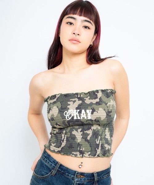 atmos pink（アトモスピンク）の「atmos pink Camouflage Shirring Baretop / アトモス ピンク カモフラージュ シャーリング ベアトップス（チューブトップ・レディース・カーキ/ブラウン・FREE）」の2枚目の写真