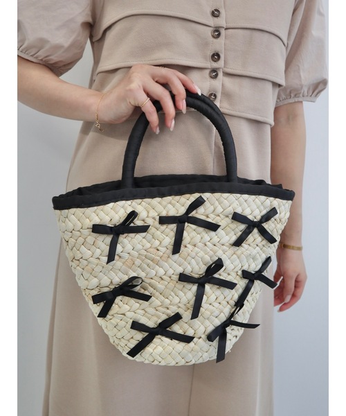 JUMELLE(ジュメロ)の「ribbon straw bag(かごバッグ・レディース・ブラック・FREE)」の2枚目の写真