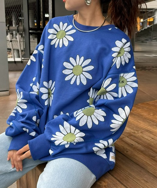 HELLO.SANFRANCISCO（ハローサンフランシスコ）の「【HELLO.SANFRANCISCO】マーガレットプリントオーバースウェット（スウェット・レディース・ピンク/グレー/ブルー/レッド・ONE SIZE）」の2枚目の写真