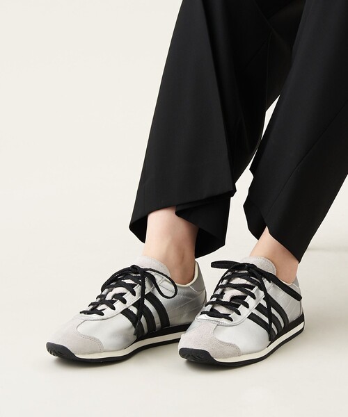 adidas Originals（アディダスオリジナルス）の「＜adidas Originals＞COUNTRY OG  スニーカー（スニーカー・レディース・シルバー・22.5cm/23cm/23.5cm/24cm/24.5cm/25cm）」の2枚目の写真