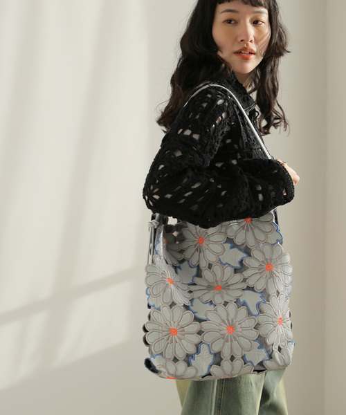 JOINT WORKS(ジョイントワークス)の「HEY! Mrs ROSE/ヘイ!ミセスローズ フラワーシシュウトート 212-140501(トートバッグ・レディース・ブラック/シルバー/ホワイト・FREE)」の2枚目の写真