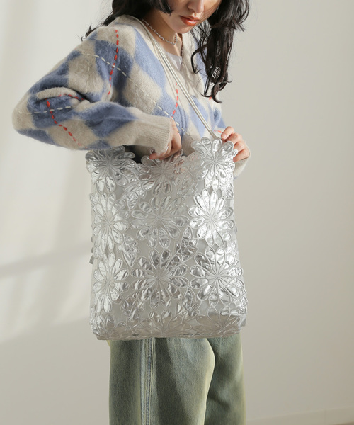 JOINT WORKS(ジョイントワークス)の「HEY! Mrs ROSE/ヘイ!ミセスローズ フラワーシシュウトート 212-140501(トートバッグ・レディース・ブラック/シルバー/ホワイト・FREE)」の3枚目の写真