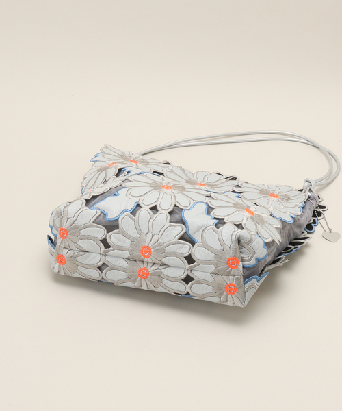 JOINT WORKS(ジョイントワークス)の「HEY! Mrs ROSE/ヘイ!ミセスローズ フラワーシシュウトート 212-140501(トートバッグ・レディース・ブラック/シルバー/ホワイト・FREE)」の7枚目の写真