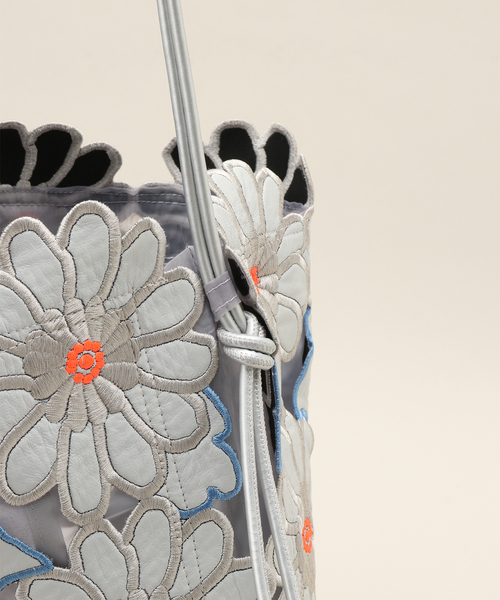 JOINT WORKS(ジョイントワークス)の「HEY! Mrs ROSE/ヘイ!ミセスローズ フラワーシシュウトート 212-140501(トートバッグ・レディース・ブラック/シルバー/ホワイト・FREE)」の11枚目の写真