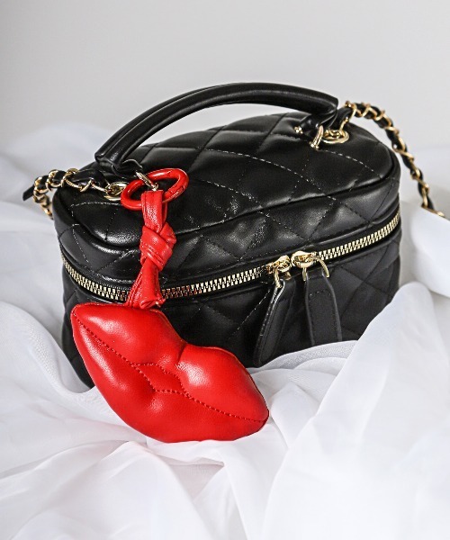 赤い唇モチーフのストラップ