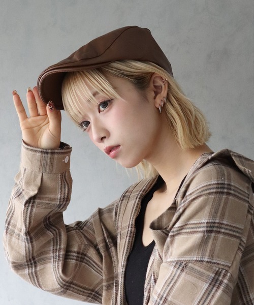 BARELY BLUE(ベアリーブルー)の「【 BARELY BLUE / ベアリーブルー 】フェイクレザー ハンチング帽(ハンチング/ベレー帽・レディース・ブラウン/レッド/ブラック・FREE)」の2枚目の写真