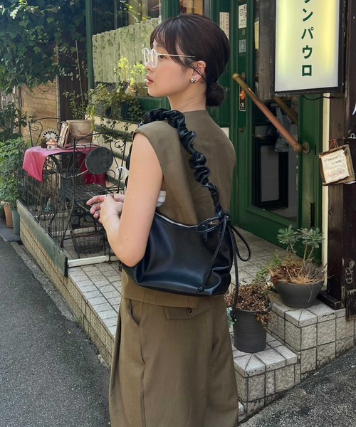 EFOLE(エフォル)の「【インフルエンサーyuzuki × EFOLE コラボ】 ギャザーハンドル 2WAY ショルダーバッグ(ショルダーバッグ・レディース・ブラック/オフホワイト・FREE)」の19枚目の写真