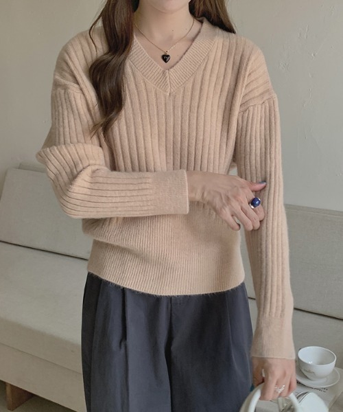 ECLIN(エクラン)の「Vネックリブニットプルオーバー(ニット/セーター・レディース・ブルー/ベージュ/ピンク/ブラック/アイボリー・FREE)」の3枚目の写真