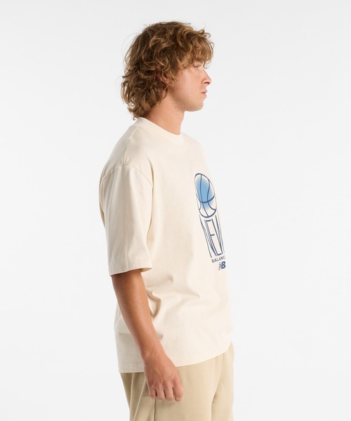 NEW BALANCE(ニューバランス)の「Hoops グラフィックショートスリーブTシャツ(Tシャツ/カットソー・メンズ・ブラック/アイボリー・XX-LARGE/X-LARGE/LARGE/MEDIUM/SMALL)」の3枚目の写真