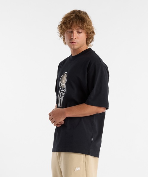 NEW BALANCE(ニューバランス)の「Hoops グラフィックショートスリーブTシャツ(Tシャツ/カットソー・メンズ・ブラック/アイボリー・XX-LARGE/X-LARGE/LARGE/MEDIUM/SMALL)」の8枚目の写真