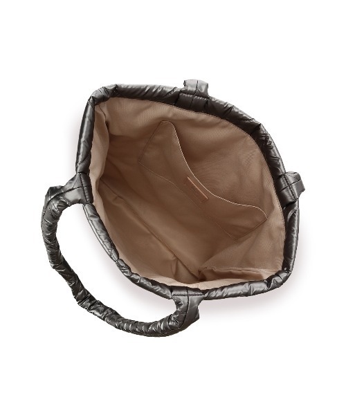 & chouette(アンドシュエット)の「メタリックカラーキルティングトートバッグ(トートバッグ・レディース・ダークグレー/ホワイト/スモークピンク/ネイビー・FREE)」の7枚目の写真