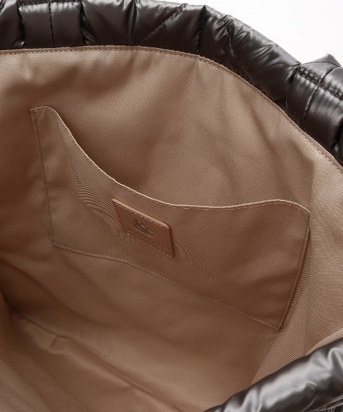 & chouette(アンドシュエット)の「メタリックカラーキルティングトートバッグ(トートバッグ・レディース・ダークグレー/ホワイト/スモークピンク/ネイビー・FREE)」の10枚目の写真