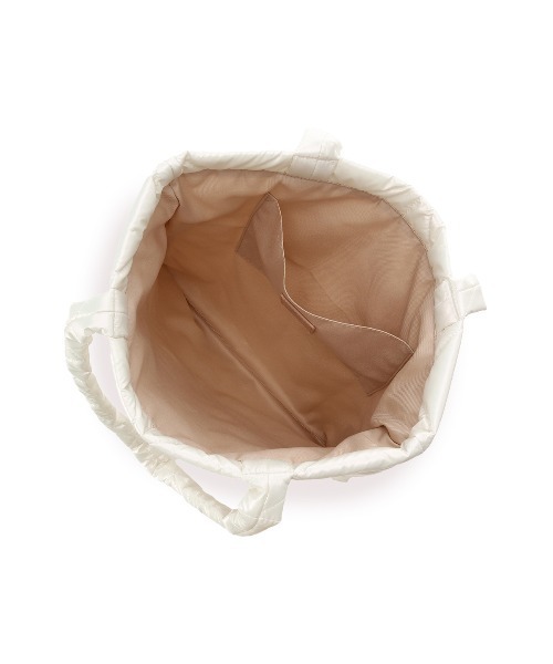 & chouette(アンドシュエット)の「メタリックカラーキルティングトートバッグ(トートバッグ・レディース・ダークグレー/ホワイト/スモークピンク/ネイビー・FREE)」の13枚目の写真