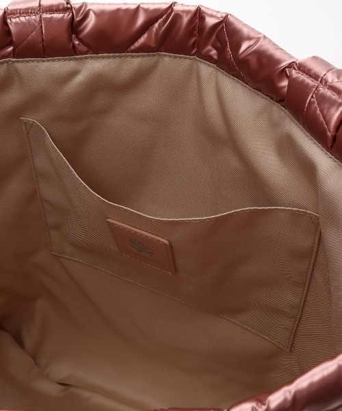 & chouette(アンドシュエット)の「メタリックカラーキルティングトートバッグ(トートバッグ・レディース・ダークグレー/ホワイト/スモークピンク/ネイビー・FREE)」の22枚目の写真