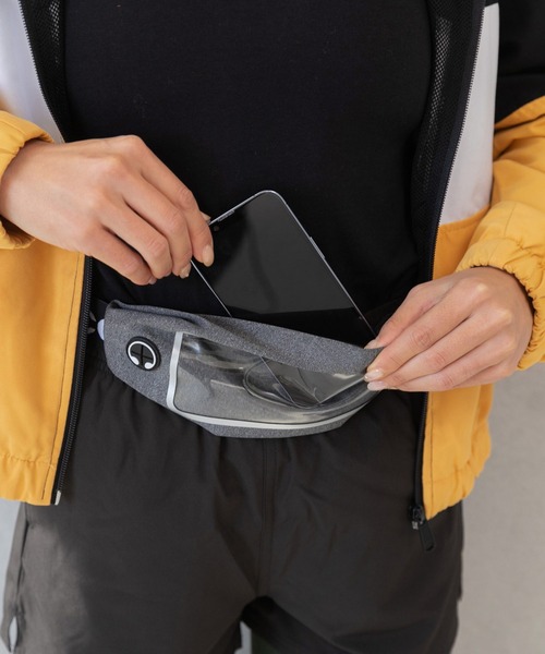 NEW BALANCE（ニューバランス）の「ニューバランス [ランニングポーチ] Lサイズ スポーツ ランニング スマホポーチ ケース 小物入れ（スポーツグッズ・メンズ・ブラック/グレー・L）」の5枚目の写真