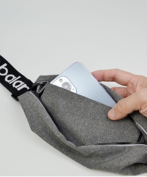 NEW BALANCE（ニューバランス）の「ニューバランス [ランニングポーチ] Lサイズ スポーツ ランニング スマホポーチ ケース 小物入れ（スポーツグッズ・メンズ・ブラック/グレー・L）」の19枚目の写真