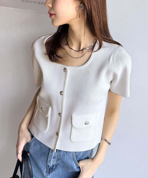 mily bilet(ミウィビレット)の「【mily bilet】軽やかな着心地を叶える。エンブレム釦使いエアリーニットジャケット(半袖)(カーディガン/ボレロ・レディース・グレー/アイボリー/ブラック・X-LARGE/SMALL/MEDIUM/LARGE)」の2枚目の写真