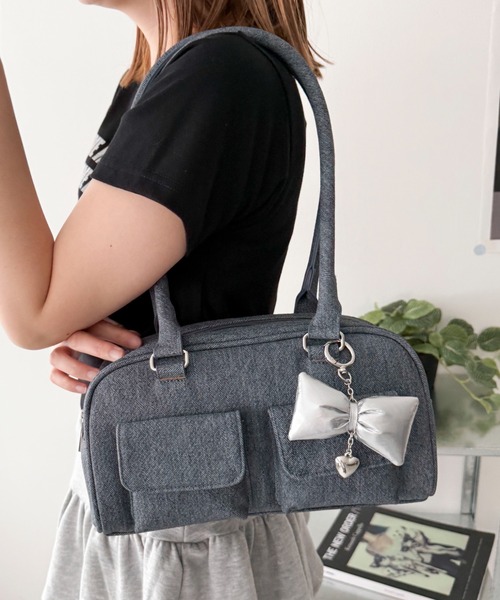 WEGO（ウィゴー）の「WEGO/チャーム付きボストンバッグ（ボストンバッグ・レディース・ホワイト/ブラウン系その他/ブラック/ブルー系その他/ワイン/ライトピンク・FREE）」の4枚目の写真