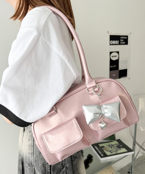 WEGO（ウィゴー）の「WEGO/チャーム付きボストンバッグ（ボストンバッグ・レディース・ホワイト/ブラウン系その他/ブラック/ブルー系その他/ワイン/ライトピンク・FREE）」の7枚目の写真