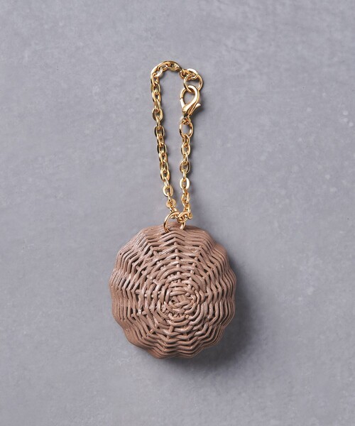 UNITED ARROWS（ユナイテッドアローズ）の「ラタン チャーム②（キーホルダー・レディース・ケリーグリーン/イエロー/レッド/ブラウン・FREE）」の5枚目の写真