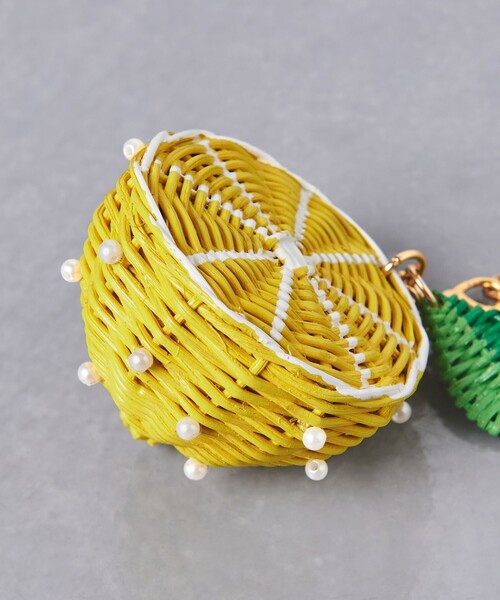 UNITED ARROWS（ユナイテッドアローズ）の「ラタン チャーム②（キーホルダー・レディース・ケリーグリーン/イエロー/レッド/ブラウン・FREE）」の11枚目の写真