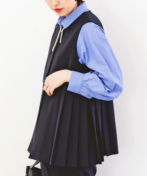 le.coeur blanc(ルクールブラン)の「ツインクロスサイドプリーツベスト(その他アウター・レディース・ベージュ/ネイビー・38)」の2枚目の写真