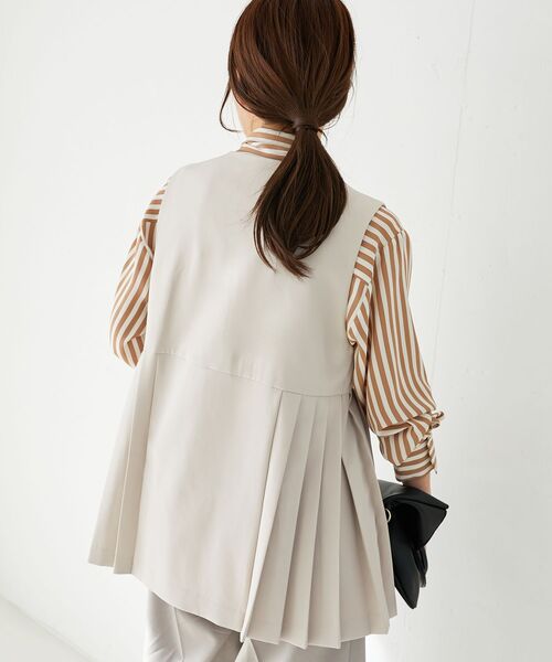 le.coeur blanc(ルクールブラン)の「ツインクロスサイドプリーツベスト(その他アウター・レディース・ベージュ/ネイビー・38)」の3枚目の写真