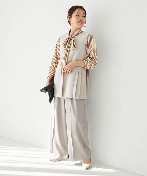 le.coeur blanc(ルクールブラン)の「ツインクロスサイドプリーツベスト(その他アウター・レディース・ベージュ/ネイビー・38)」の4枚目の写真